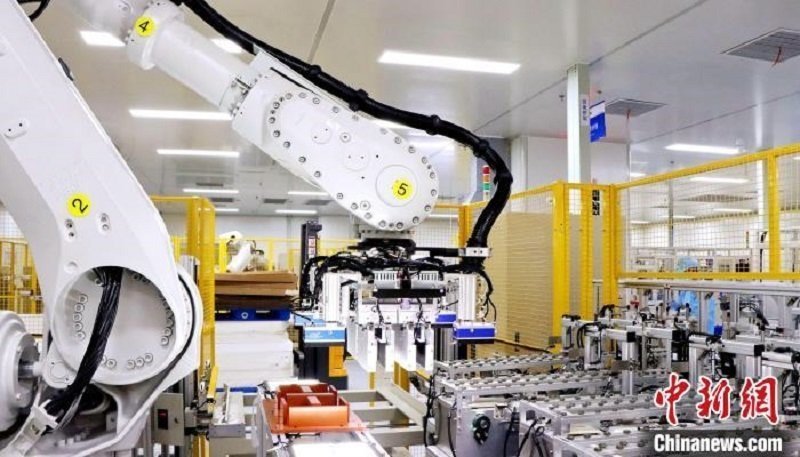 圖為資料圖，海辰儲能自動分檔打包機器人。?曾欣平供圖